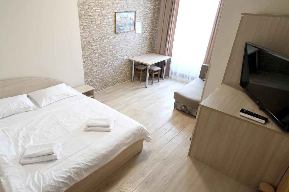 Buk Apartments On Doroshenka 25 Lviv Exterior photo
