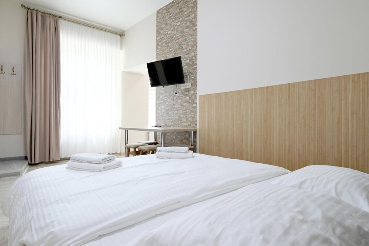 Buk Apartments On Doroshenka 25 Lviv Exterior photo